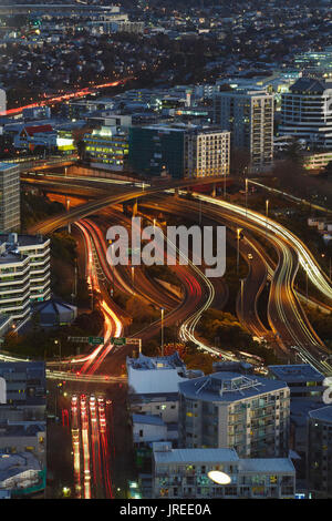 Autobahnen gesehen vom Sky Tower, Auckland, Nordinsel, Neuseeland Stockfoto