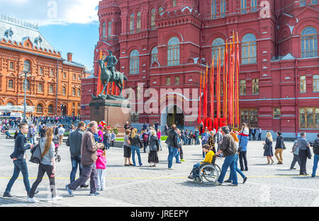 Moskau, Russland - 11. MAI 2015: Manezhnaya Quadrat ist einer der belebtesten Orte der Stadt, am 11. Mai in Moskau Stockfoto