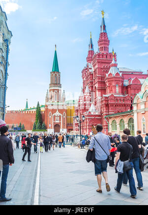 Moskau, Russland - 11. MAI 2015: Die Ansicht auf nikolskaya Turm und Staatlichen Historischen Museum von Shopping Nikolskaya Street, am 11. Mai in Moskau Stockfoto