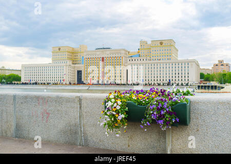 Puschkin Bahndamm mit Stiefmütterchen in Töpfen dekoriert, Moskau, Russland Stockfoto