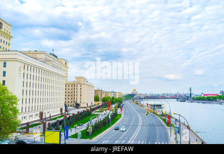 Moskau, Russland - 11. Mai, 2015: Die schöne Aussicht auf breiten Frunzenskaya Damm mit ihren wichtigsten Sehenswürdigkeiten Bundesministerium der Verteidigung, am 11. Mai in Moskau, RUS Stockfoto