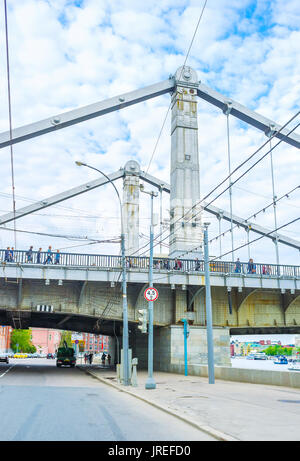 Moskau, Russland - 11. MAI 2015: Die Ansicht auf Fragment der Suspension Krymsky Brücke über Fluss Moskwa aus Frunzenskaya Damm, am 11. Mai in Moskau Stockfoto