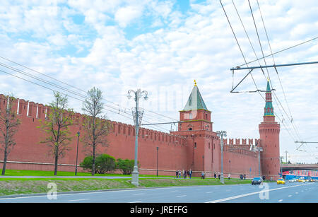 Moskau, Russland - 11. MAI 2015: schöne rote Kreml mit Beklemishevskaya und Petrovskaya Türme, am 11. Mai in Moskau Stockfoto