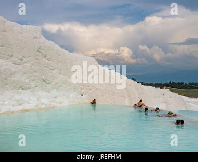 Travertin terrasse Formationen in Pamukkale, Denizli, Türkei Stockfoto