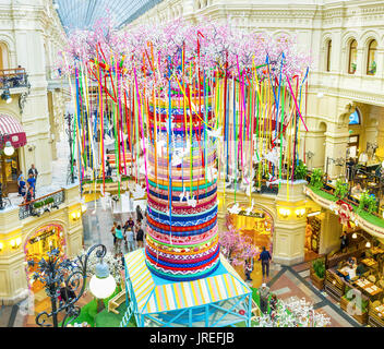 Moskau, Russland - 11. MAI 2015: Installation in Form von riesigen bunten Baum mit blühenden Zweigen in der Galerie der Gummi, am 11. Mai in Moskau Stockfoto