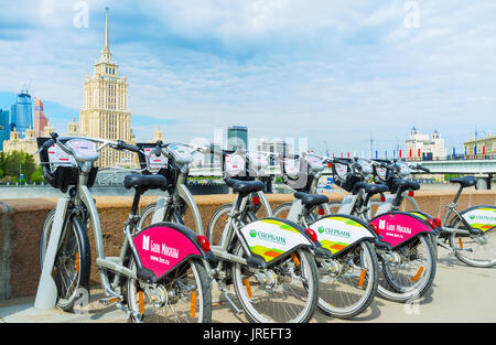 Moskau, Russland - 11. MAI 2015: Die kommunalen Fahrräder zum Mieten auf Smolenskaya Embankment entfernt, am 11. Mai in Moskau Stockfoto