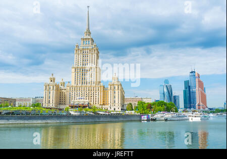 Moskau, Russland - 11. MAI 2015: Hotel Ukraina ist eines der schönsten Gebäude der sowjetischen Ära, in der Stalin gebaut - Aufstieg Stil, am 11. Mai in Mosco Stockfoto