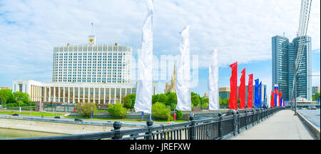 Moskau, Russland - 11. MAI 2015: Das Haus der Regierung der Russischen Föderation ist auch das russische Weiße Haus genannt, liegt am Ufer des Moskv Stockfoto