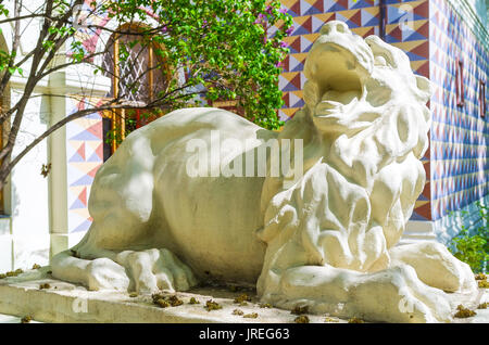 Der Stein Skulptur eines Löwen im Hof des Palastes von Romanov Boyar in Moskau, Russland. Stockfoto