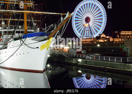 Stadtlandschaft von Yokohama, Japan bei Nacht. Minatomirai Downtown ist eine große Touristenattraktion. Stockfoto