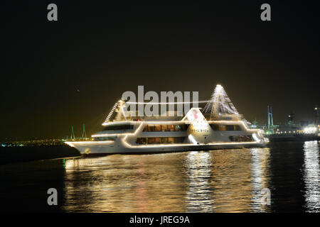 Stadtlandschaft von Yokohama, Japan bei Nacht Minatomirai Innenstadt ist eine wichtige Touristenattraktion. Stockfoto