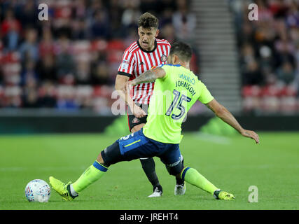 Sunderland Billy Jones (links) und Derby County Bradley Johnson (rechts) Kampf um den Ball während der Himmel Bet Meisterschaft match im Stadion des Lichts. Stockfoto