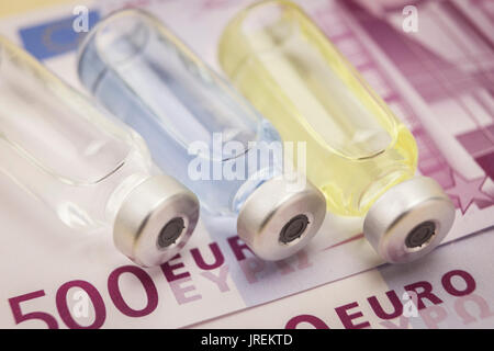 Mehrere Durchstechflaschen mit Medizin auf ein Ticket von 500 Euro, Konzept der Zuzahlung zu Arzneimitteln Stockfoto