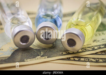 Mehrere Durchstechflaschen mit Medizin auf ein Ticket, Dollar, Konzept der Zuzahlung zu Arzneimitteln Stockfoto