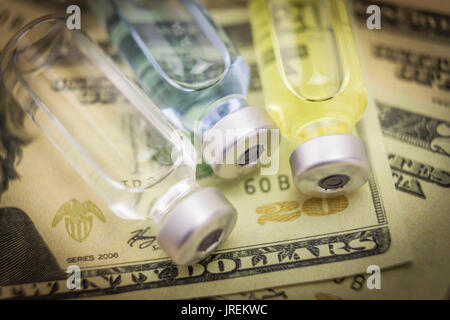 Mehrere Durchstechflaschen mit Medizin auf ein Ticket, Dollar, Konzept der Zuzahlung zu Arzneimitteln Stockfoto