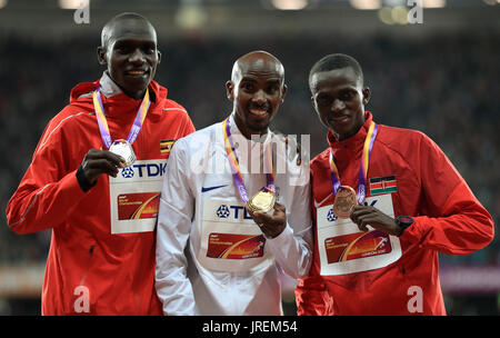 Ugandas Joshua Kiprui Cheptegei (Silber) Großbritannien Mo Farah (Gold) und Kenias Paul Kipngetich Tanui (Bronze) nach dem 10.000 m Männer Finale, während Tag eins der IAAF Weltmeisterschaften 2017 im London Stadium. Stockfoto