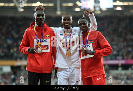 Ugandas Joshua Kiprui Cheptegei (Silber) Großbritannien Mo Farah (Gold) und Kenias Paul Kipngetich Tanui (Bronze) nach dem 10.000 m Männer Finale, während Tag eins der IAAF Weltmeisterschaften 2017 im London Stadium. Stockfoto