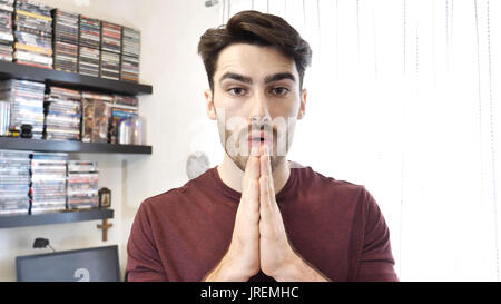 Überrascht, schockiert junge Mann an der Kamera auf der Suche Stockfoto