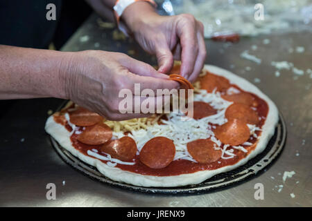 Detroit, Michigan - eine Küche Crew macht Pizza die Tausenden von Freiwilligen, die in einer jährlichen Gemeinschaft Verbesserung Projekt Teil genannt zu füttern Stockfoto