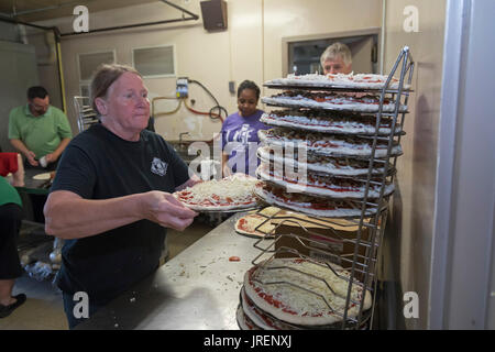 Detroit, Michigan - eine Küche Crew macht Pizza die Tausenden von Freiwilligen, die in einer jährlichen Gemeinschaft Verbesserung Projekt Teil genannt zu füttern Stockfoto