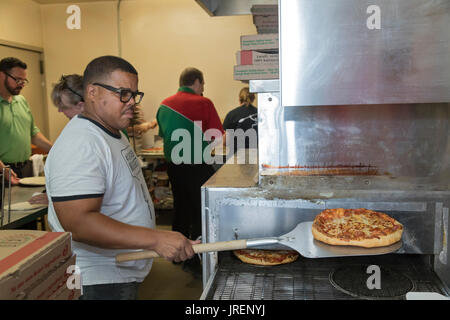 Detroit, Michigan - eine Küche Crew macht Pizza die Tausenden von Freiwilligen, die in einer jährlichen Gemeinschaft Verbesserung Projekt Teil genannt zu füttern Stockfoto