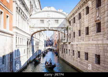 Venedigs berühmte Seufzerbrücke wurde von Antonio Contino entworfen und wurde zu Beginn des siebzehnten Jahrhunderts gebaut Stockfoto