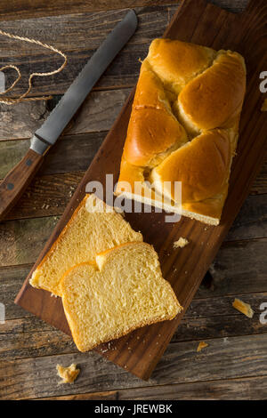 Hausgemachten süßen Brioche Brotlaib in Scheiben schneiden Stockfoto