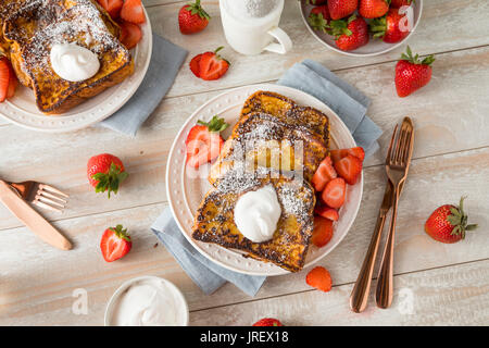 Gourmet hausgemachter Brioche French Toast mit Erdbeeren Stockfoto