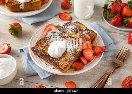 Gourmet hausgemachter Brioche French Toast mit Erdbeeren Stockfoto