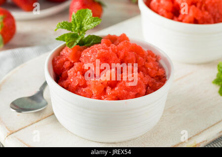 Hausgemachte italienische Erdbeere Granita Eis mit Minze Stockfoto