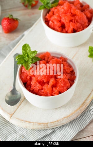 Hausgemachte italienische Erdbeere Granita Eis mit Minze Stockfoto