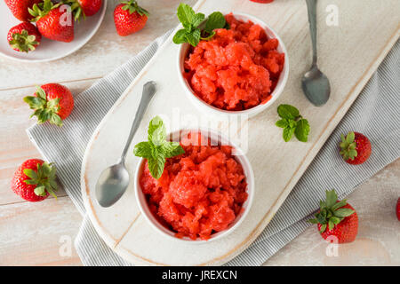 Hausgemachte italienische Erdbeere Granita Eis mit Minze Stockfoto