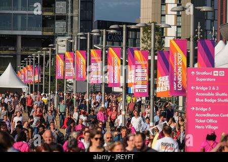 Queen Elizabeth Olympic Park, London, UK. 4. August 2017. Zuschauer kommen zu den Queen Elizabeth Olympic Park, Stratford für die IAAF World Championships, die heute den 4. August bis 13. August 2017 beginnen. : Credit Claire Doherty Alamy/Live News. Stockfoto