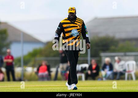 Easton, Portland, Dorset, UK.  4. August 2017.  Kirk Edwards von Zurrgurte während Portland roten Dreieck entsprechen V Zurrgurte All Stars auf dem Reforne Cricket Ground bei Easton in Dorset.  Bildnachweis: Graham Hunt/Alamy Live-Nachrichten Stockfoto