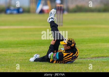 Easton, Portland, Dorset, UK.  4. August 2017.  Zurrgurte Yasir Arafat Dehnung während der Portland roten Dreieck Spiel V Boden Zurrgurte All Stars im Reforne Cricket bei Easton in Dorset.  Bildnachweis: Graham Hunt/Alamy Live-Nachrichten Stockfoto