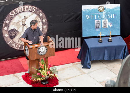 Huntington Beach, USA. 04. August 2017. Surfen Hall of Fame Gründer und Inhaber von Huntington Surf und Sport, Aaron Pai, begrüßt Alle, die Induktion Zeremonie von Mick Fanning (AUS) und Bethany Hamilton (USA, Hawaii). Credit: Benjamin Ginsberg/Alamy Leben Nachrichten. Stockfoto