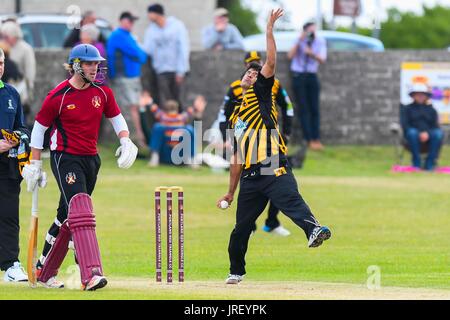 Easton, Portland, Dorset, UK.  4. August 2017.  Pakistan Melone Yasir Arafat während Portland roten Dreieck entsprechen V Zurrgurte All Stars auf dem Reforne Cricket Ground bei Easton in Dorset.  Bildnachweis: Graham Hunt/Alamy Live-Nachrichten Stockfoto