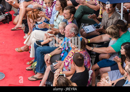 Huntington Beach, FL, USA. 4. August 2017. Massen jubeln und zeigen Sie ihre Unterstützung für Bethany Hamiltons Familie während ihrer Induktion Zeremonie zu surfen Hall Of Fame vor Huntington Surf und Sport auf Main Street, Huntington Beach, CA. Kredit: Benjamin Ginsberg/Alamy Live News. Stockfoto