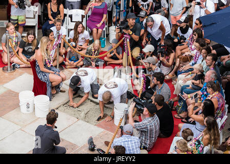 Huntington Beach, FL, USA. 4. August 2017. Bethany Hamilton (USA-Hawaii) wartet auf ihre Spuren hinterlassen auf dem Bürgersteig vor Huntington Surf und Sport am Main Street, Huntington Beach, CA bei ihrer Einweihung in Surfing Hall Of Fame. Bildnachweis: Benjamin Ginsberg/Alamy Live-Nachrichten. Stockfoto