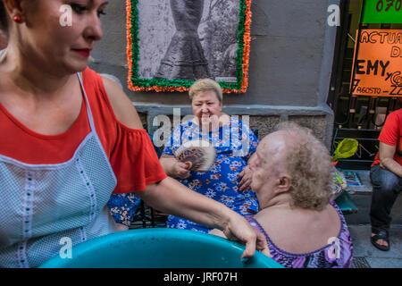 Madrid, Spanien. 4. August 2017. Feierlichkeiten im Viertel Lavapies beginnen in Madrid, Spanien. Bildnachweis: Alberto Sibaja Ramírez/Alamy Live-Nachrichten Stockfoto