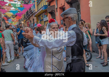 Madrid, Spanien. 4. August 2017. Die traditionellen Feierlichkeiten von Saint Cajetano beginnen im Stadtteil typischen Madrid Lavapiés. Die Feierlichkeiten finden in Calle del Oso (Straße des Bären) wo Nachbarn tanzen traditionelle "Chotis" von Madrid und Leute einladen, haben einige Limonade statt. Bildnachweis: Lora Grigorova/Alamy Live-Nachrichten Stockfoto