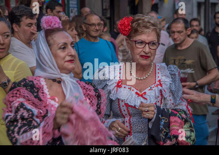 Madrid, Spanien. 4. August 2017. Die traditionellen Feierlichkeiten von Saint Cajetano beginnen im Stadtteil typischen Madrid Lavapiés. Die Feierlichkeiten finden in Calle del Oso (Straße des Bären) wo Nachbarn tanzen traditionelle "Chotis" von Madrid und Leute einladen, haben einige Limonade statt. Bildnachweis: Lora Grigorova/Alamy Live-Nachrichten Stockfoto