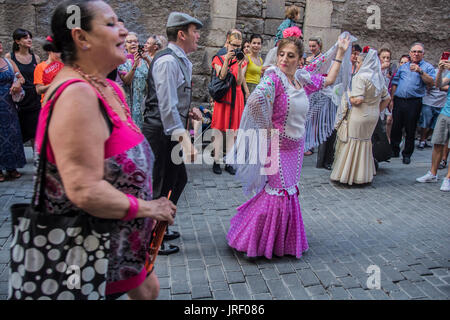 Madrid, Spanien. 4. August 2017. Feierlichkeiten im Viertel Lavapies beginnen in Madrid, Spanien. Bildnachweis: Alberto Sibaja Ramírez/Alamy Live-Nachrichten Stockfoto