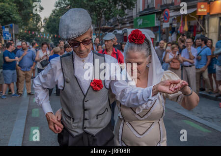 Madrid, Spanien. 4. August 2017. Die traditionellen Feierlichkeiten von Saint Cajetano beginnen im Stadtteil typischen Madrid Lavapiés. Die Feierlichkeiten finden in Calle del Oso (Straße des Bären) wo Nachbarn tanzen traditionelle "Chotis" von Madrid und Leute einladen, haben einige Limonade statt. Bildnachweis: Lora Grigorova/Alamy Live-Nachrichten Stockfoto