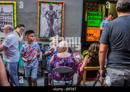 Madrid, Spanien. 4. August 2017. Feierlichkeiten im Viertel Lavapies beginnen in Madrid, Spanien. Bildnachweis: Alberto Sibaja Ramírez/Alamy Live-Nachrichten Stockfoto