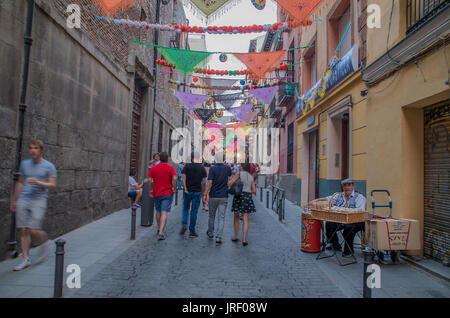 Madrid, Spanien. 4. August 2017. Die traditionellen Feierlichkeiten von Saint Cajetano beginnen im Stadtteil typischen Madrid Lavapiés. Die Feierlichkeiten finden in Calle del Oso (Straße des Bären) wo Nachbarn tanzen traditionelle "Chotis" von Madrid und Leute einladen, haben einige Limonade statt. Bildnachweis: Lora Grigorova/Alamy Live-Nachrichten Stockfoto