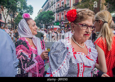 Madrid, Spanien. 4. August 2017. Feierlichkeiten im Viertel Lavapies beginnen in Madrid, Spanien. Bildnachweis: Alberto Sibaja Ramírez/Alamy Live-Nachrichten Stockfoto