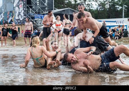 Wroclaw, Polen. 4. August 2017. Woodstock-Festival ist das größte Musikfestival in Polen. Kostrzyn zieht jedes Jahr etwa 200 000 Menschen mit der Passwort-Liebe, Freundschaft und Musik zu spielen. Kostrzyn, Polen. Bildnachweis: Krzysztof Kaniewski/ZUMA Draht/Alamy Live-Nachrichten Stockfoto