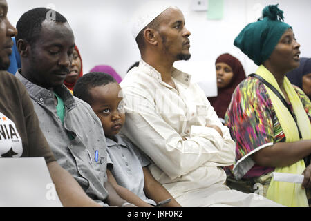 San Diego, CA, USA. 4. August 2017. Ahmed Abdullah, Center, 5 Jahre, ist eingeklemmt zwischen seinem Vater Mohamed Abdullah, leichte Kleidung und andere bei der Versammlung der somalischen Bantu Association of America. Beide kamen aus Äthiopien. Präsident Trump hat Änderungen in der Zuwanderungspolitik vorgeschlagen, die viele beeinträchtigen können. Bildnachweis: John Gastaldo/ZUMA Draht/Alamy Live-Nachrichten Stockfoto