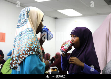 San Diego, CA, USA. 4. August 2017. Somali-amerikanischen Schwestern Sudi Ahmed, 10 links und Sumaya Ahmed, 8, trinken Limonade während die somalischen Bantu Association of America wöchentliche Versammlung in San Diego, CA. Präsident Trump hat Änderungen in der Zuwanderungspolitik vorgeschlagen, die viele beeinträchtigen können. Bildnachweis: John Gastaldo/ZUMA Draht/Alamy Live-Nachrichten Stockfoto